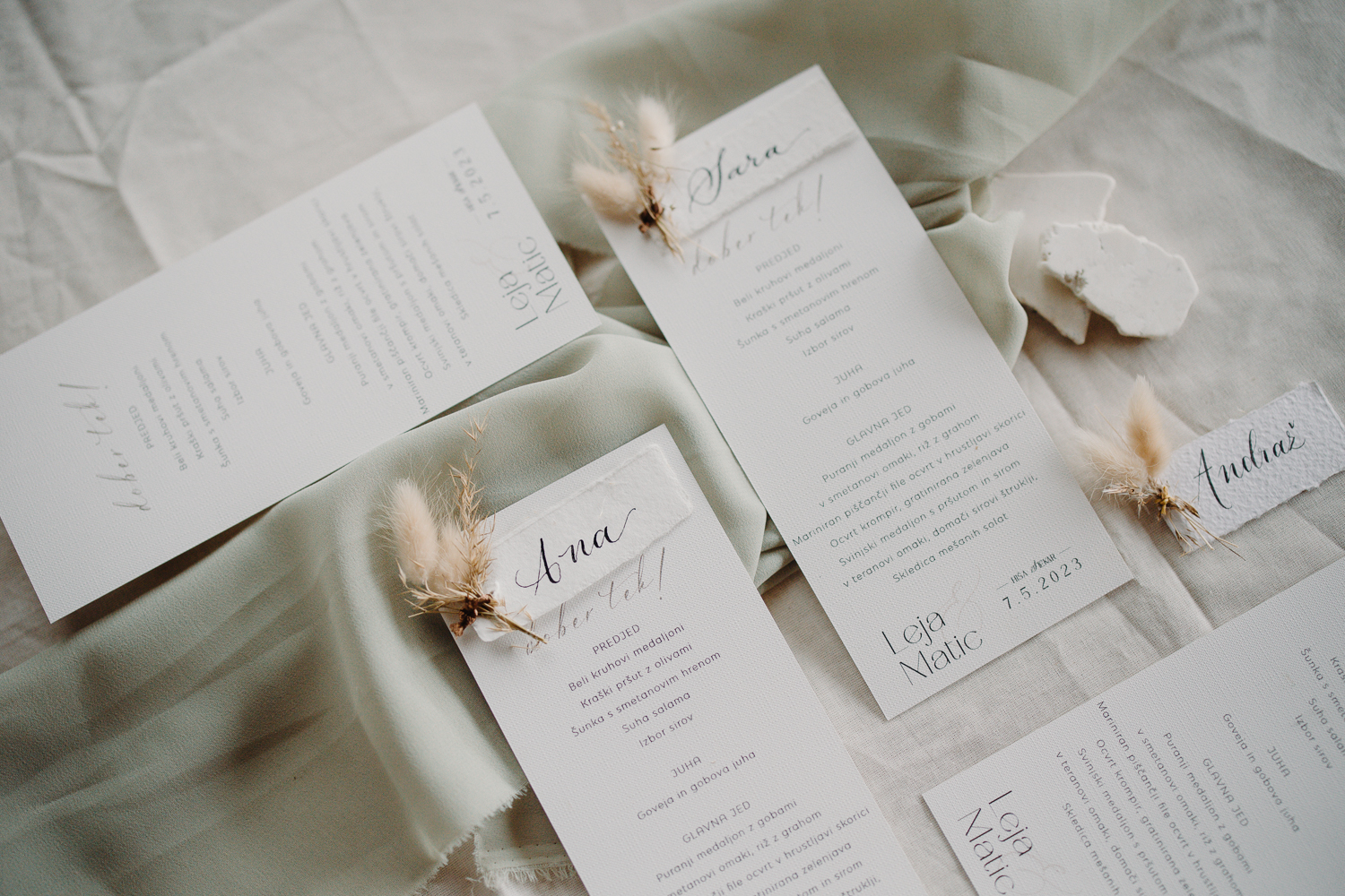 Poročni meni in imenska kartica z dekorjem suhega cvtja / Ročno izpisana imena na ročno izdelan papir